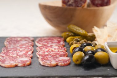 soğuk kesim plakalı pide ve turşu ile