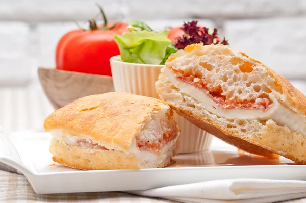 Ciabatta kanapki panini z szynką parmeńską i pomidorów — Zdjęcie stockowe