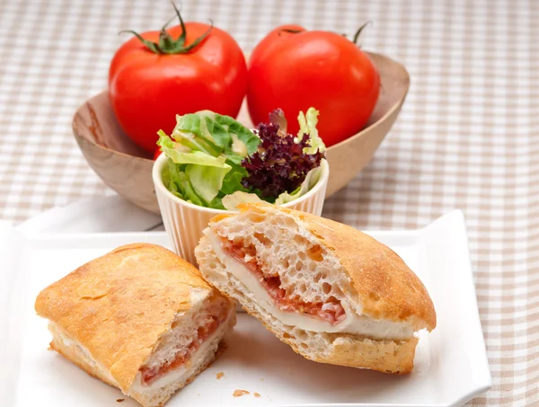 Ciabatta Panini Sandwich mit Parmaschinken und Tomaten — Stockfoto