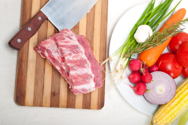 新鮮な豚バラ肉と野菜のまな板 — ストック写真