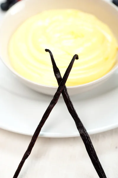 Creme de pastelaria creme de baunilha com palitos de sementes — Fotografia de Stock