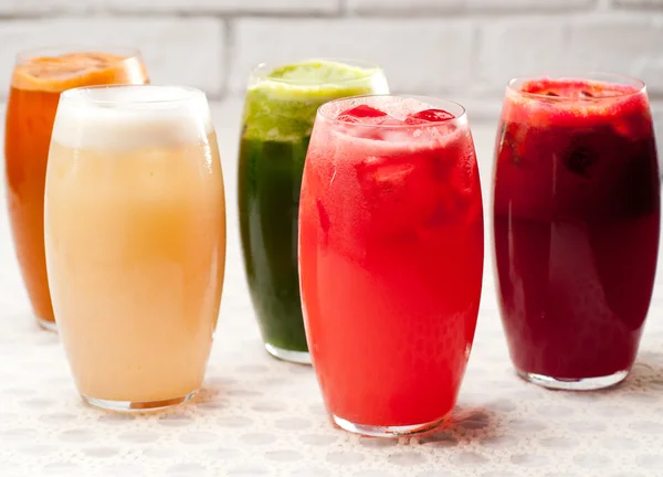 Výběr ovoce long drinků — Stock fotografie