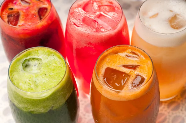 Çeşitli meyveler uzun içecekler — Stok fotoğraf