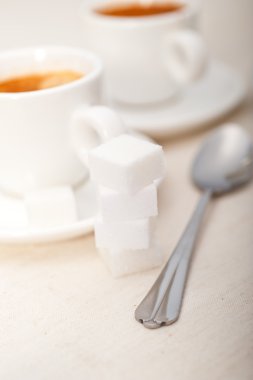 İtalyan espresso kahve ve şeker küpleri.