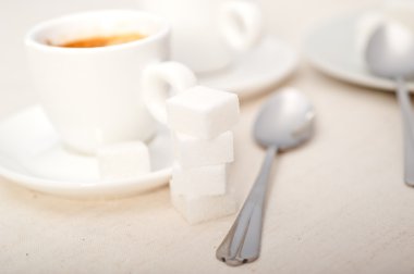 İtalyan espresso kahve ve şeker küpleri.