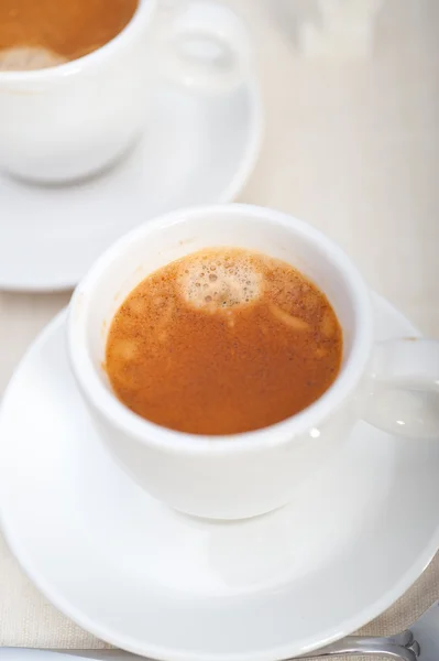 Italienischer Espresso-Kaffee und Zuckerwürfel — Stockfoto