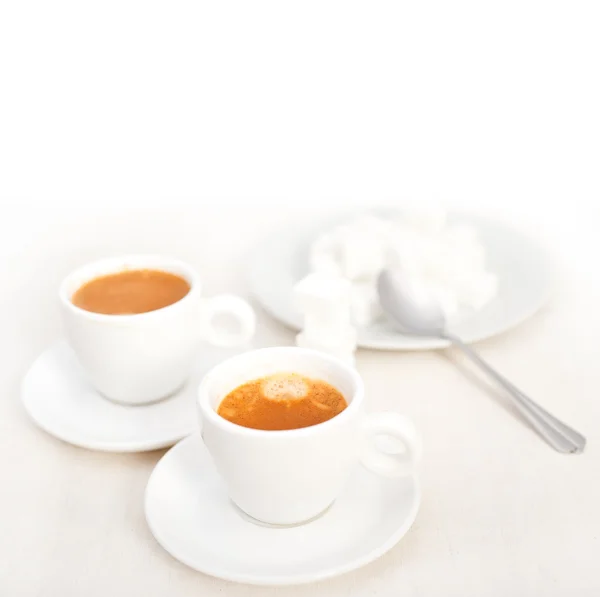 Italienischer Espresso-Kaffee und Zuckerwürfel — Stockfoto