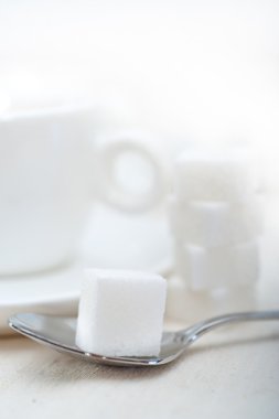 İtalyan espresso kahve ve şeker küpleri.