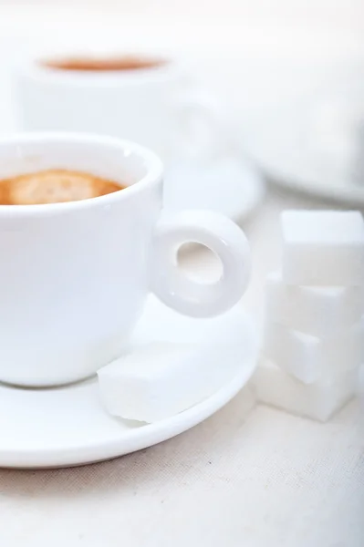 Café expresso italiano e cubos de açúcar — Fotografia de Stock