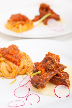 polenta yatağında Domuz kaburga soslu makarna