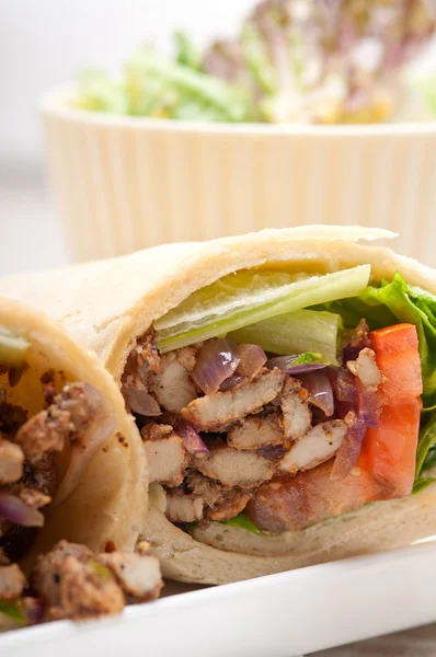 Kafta shawarma pollo pita wrap roll sandwich —  Fotos de Stock