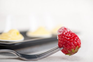 kremalı pasta krema ve srawbwrry