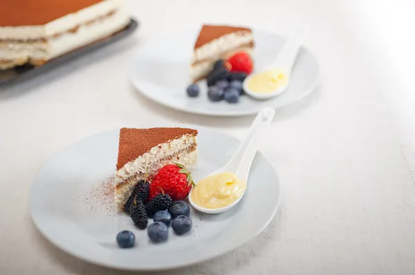 Десерт тірамісу з ягодами та вершками — стокове фото
