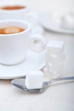 İtalyan espresso kahve ve şeker küpleri.