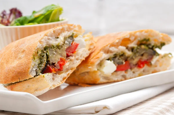 Sanduíche de ciabatta panini com legumes e feta — Fotografia de Stock