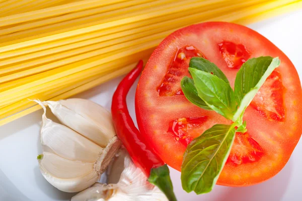 Italienska spaghetti pasta tomat ingredienser — Stockfoto