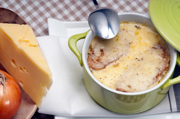 Κρεμμυδόσουπα με λιωμένο τυρί και ψωμί στην κορυφή — Φωτογραφία Αρχείου
