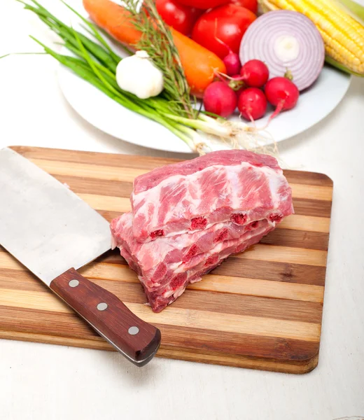 Picar costillas y verduras frescas de cerdo —  Fotos de Stock