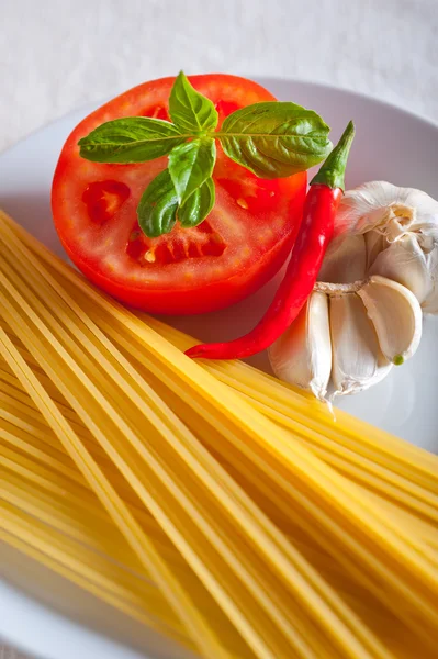 Italienska spaghetti pasta tomat ingredienser — Stockfoto