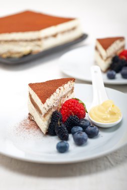 tiramisu tatlı çilek ve krema ile