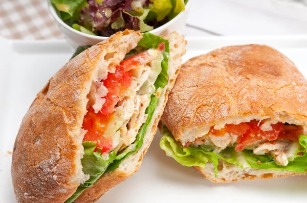 ciabatta panini sandviç tavuk ve domates ile