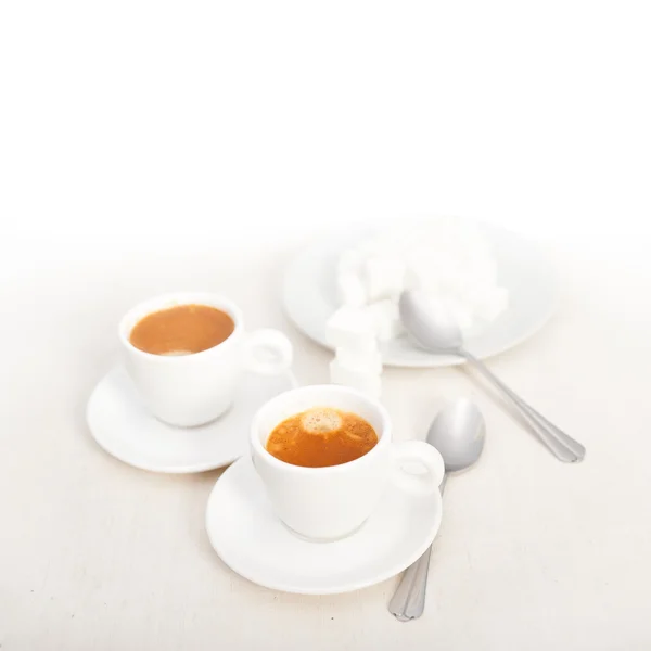 Café espresso italiano y terrones de azúcar — Foto de Stock