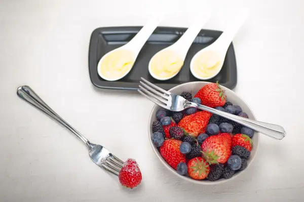 Custard pastry cream and berries — Stock Photo, Image