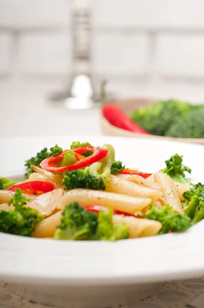 Italian penne pasta with broccoli and chili pepper — Stock Photo, Image
