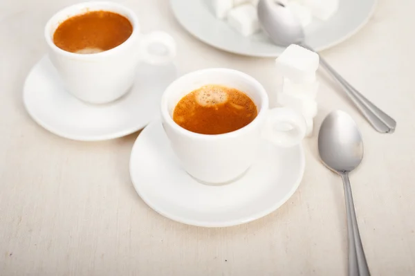 Café espresso italiano y terrones de azúcar — Foto de Stock