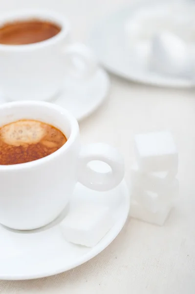 Café expresso italiano e cubos de açúcar — Fotografia de Stock