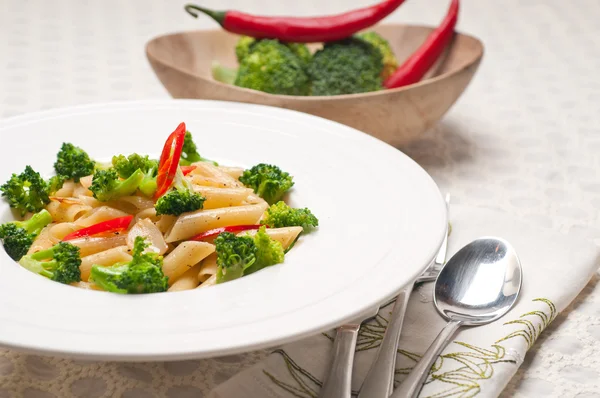 Italské penne těstoviny s brokolicí a chili pepper — Stock fotografie