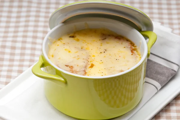 Цибульний суп з розтопленим сиром і хлібом зверху — стокове фото