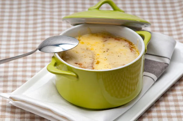 Цибульний суп з розтопленим сиром і хлібом зверху — стокове фото