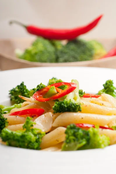 Penne con broccoli e peperoncino — Foto Stock