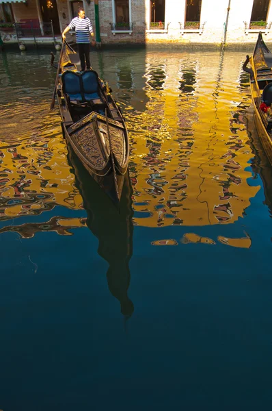 Venezia Gondole sul canale — Foto Stock