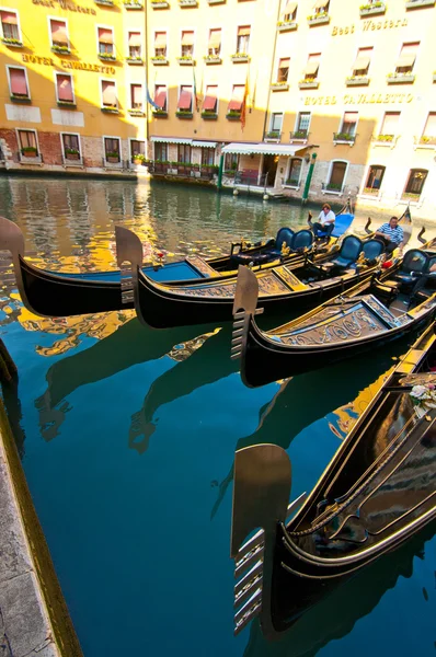 Venezia Italia Gondolas på kanal – stockfoto