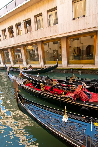 Venezia Gondole sul canale — Foto Stock