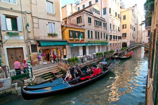 Venezia Italia Gondolas på kanal – stockfoto