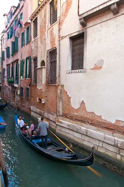 Venedig Italien Gondoler på kanalen — Stockfoto