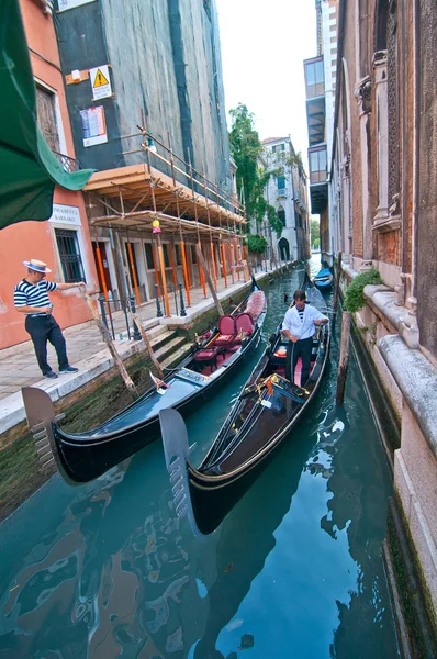 Venezia Italia Gondolas på kanal – stockfoto