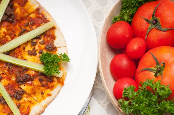 Turecká hovězí pizza s okurky na vrcholu — Stock fotografie