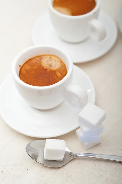 Café espresso italiano y terrones de azúcar — Foto de Stock