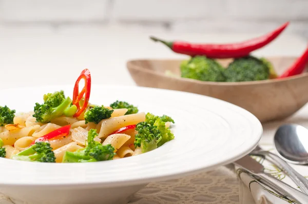 Italian penne pasta with broccoli and chili pepper — Stock Photo, Image