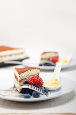 tiramisu tatlı çilek ve krema ile
