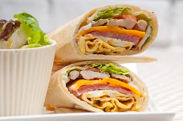 Club sandwich pain pita rouleau — Photo