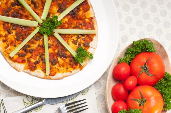 Pizza di manzo turca con cetriolo in cima — Foto Stock