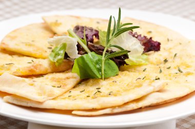 sarımsak pide ekmek pizza salata üstüne