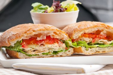 ciabatta panini sandviç tavuk ve domates ile