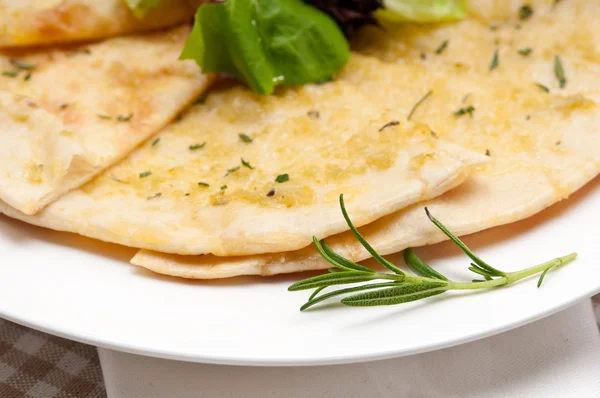 Garlic pita bread pizza with salad on top — Stock Photo, Image