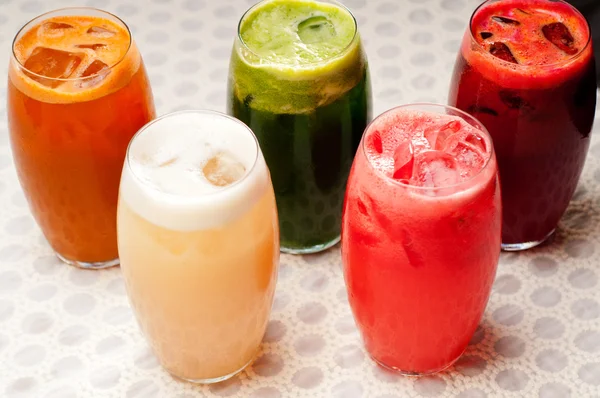 Selezione di bevande lunghe alla frutta — Foto Stock